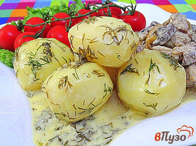 фото рецепта: Молодой картофель со сметаной укропом и чесноком