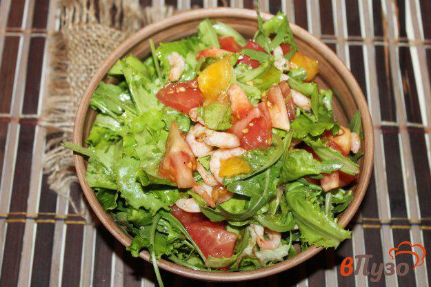 фото рецепта: Салат с креветками, рукколой и томатами