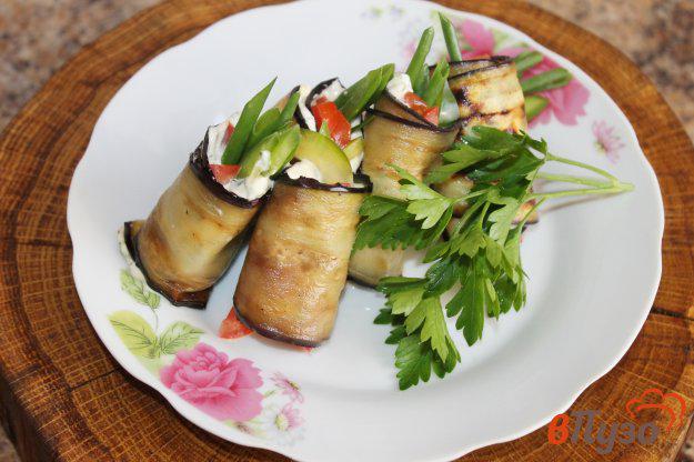 фото рецепта: Рулетики из баклажана с овощами и зеленью