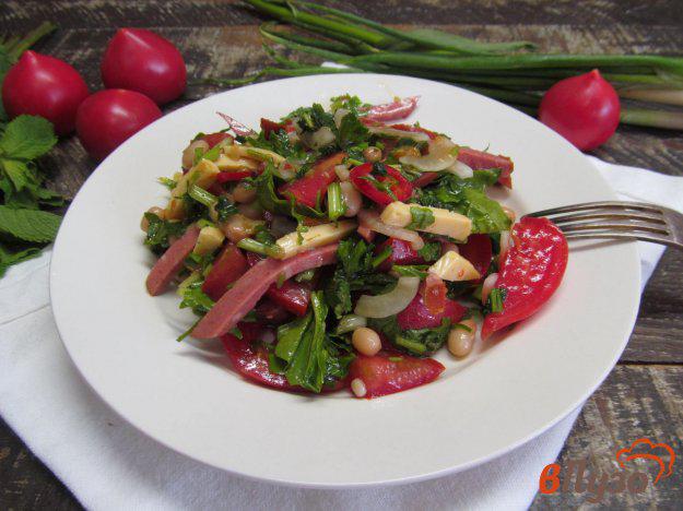 фото рецепта: Салат из салями с фасолью и зеленью