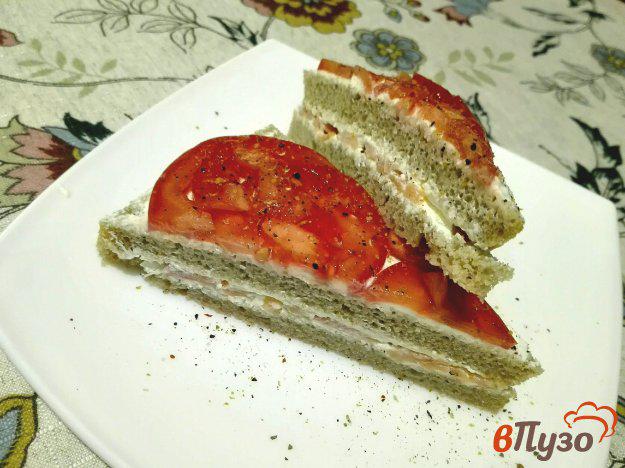 фото рецепта: Сэндвичи с семгой и помидором