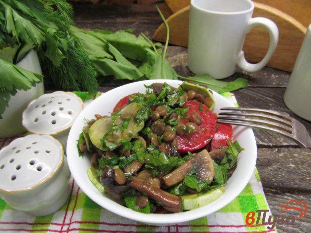 фото рецепта: Салат с чечевицей грибами и кабачком