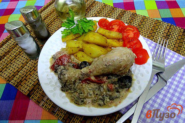 фото рецепта: Куриные голени с вялеными помидорами, маслинами шпинатом в сливочном соусе