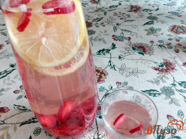 фото рецепта: Освежающий напиток с лимоном и клубникой