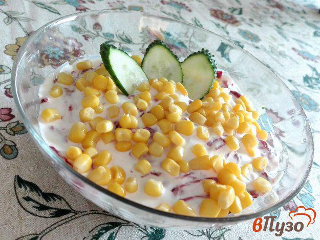 фото рецепта: Свекольный салат с картофелем, огурцом и кукурузой