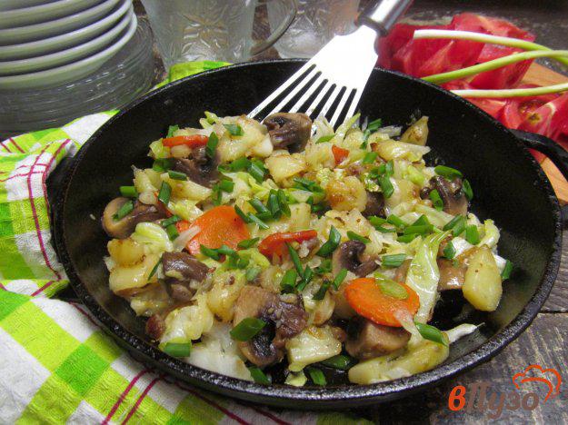 фото рецепта: Жареный картофель с грибами и капустой