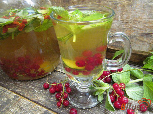 фото рецепта: Холодный чай с красной смородиной и ягодами годжи