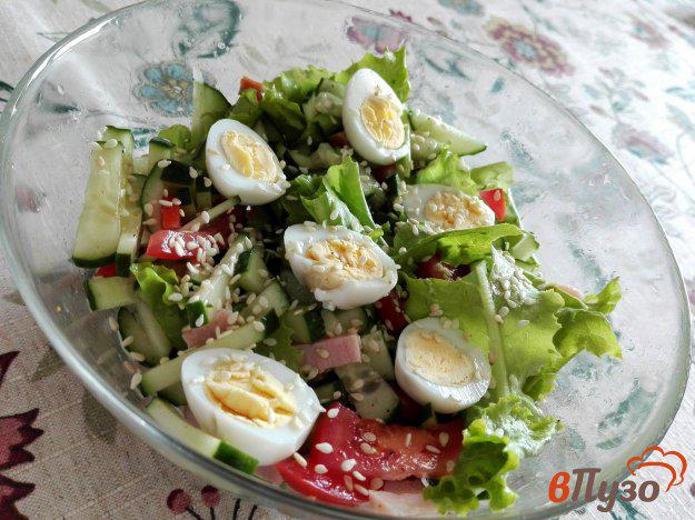 фото рецепта: Овощной салат с копченым мясом, перепелиными яйцами и кунжутом