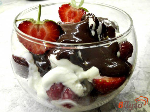 фото рецепта: Клубничный десерт с шоколадом