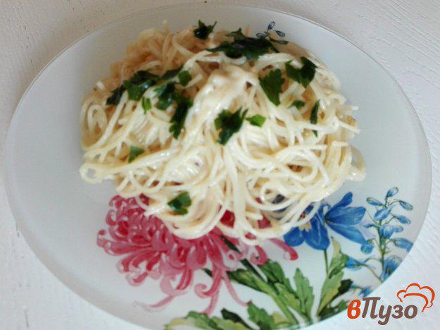 фото рецепта: Спагетти с чесночной заправкой и зеленью