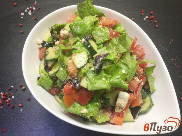 фото рецепта: Салат из овощей с рыбой и маслинами