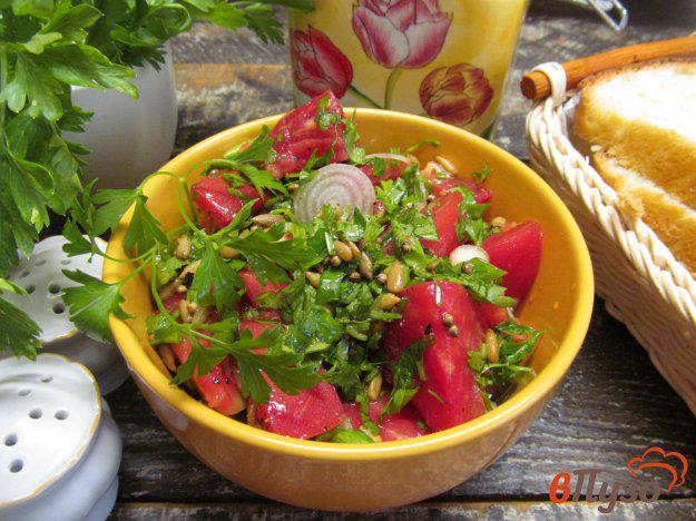 фото рецепта: Помидорный салат с кориандром и семечками