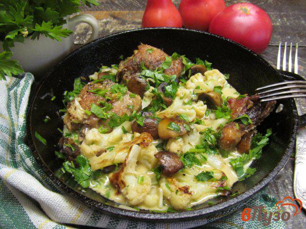 фото рецепта: Тушеные куриные бедра с цветной капустой и грибами