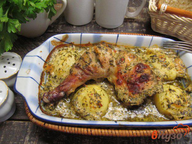 фото рецепта: Куриные окорочка с картофелем под соусом из ряженки