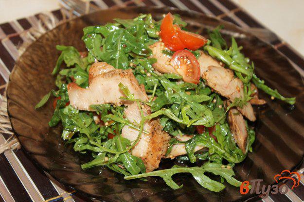 фото рецепта: Салат из рукколы и куриного мяса под горчичной заправкой