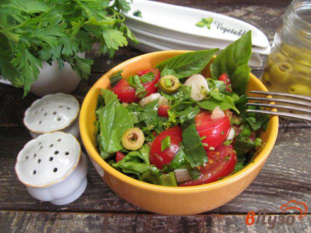 фото рецепта: Помидорный салат с щавелем и оливками