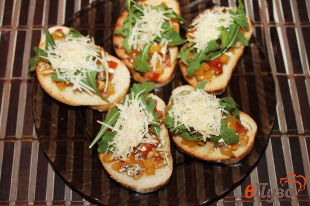 фото рецепта: Бутерброды с томатами, орехом и сыром