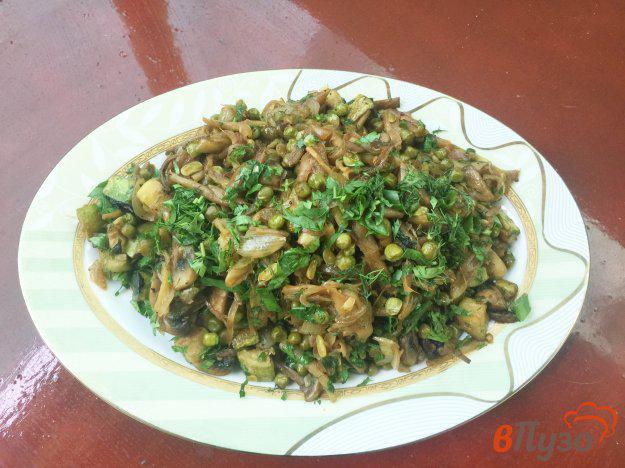 фото рецепта: Рагу из стручковой фасоли с зеленым горошком и грибами