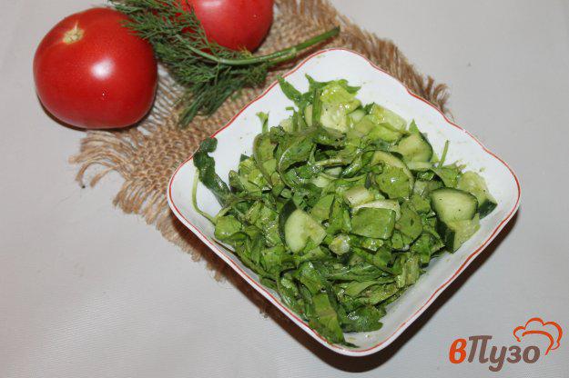 фото рецепта: Зеленый салат с огурцами под соусом песто