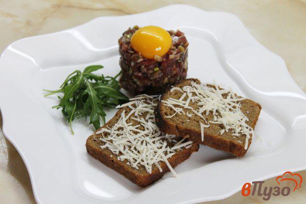 фото рецепта: Закуска из маринованного мяса с опятами и корнишонами