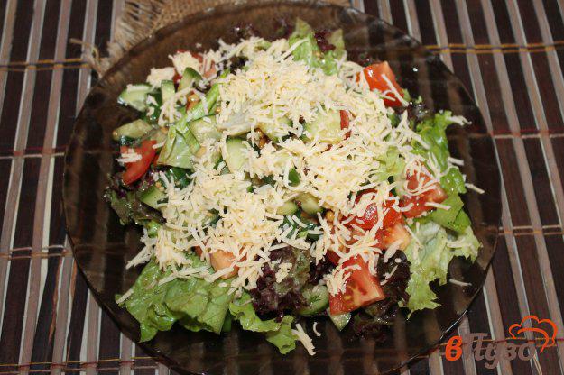 фото рецепта: Салат из овощей с твердым сыром и орешками