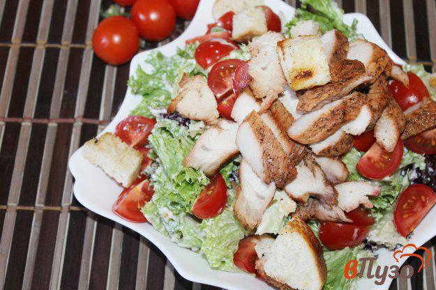 фото рецепта: Микс салат с сухариками, куриным филе и черри