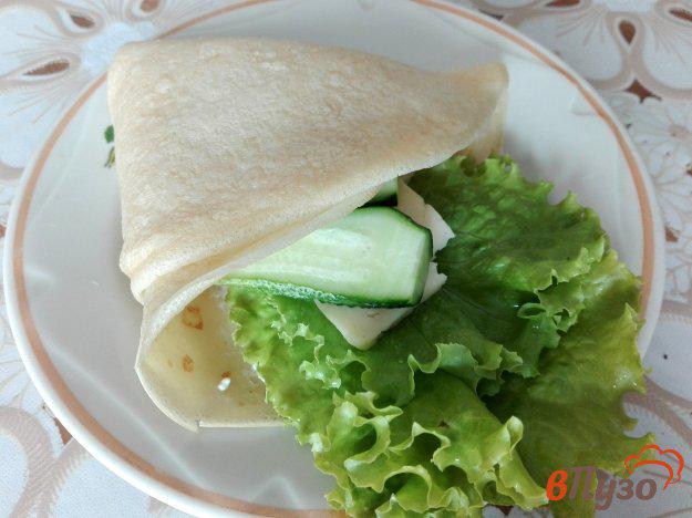 фото рецепта: Закусочный конвертик из блина с зеленью и сыром