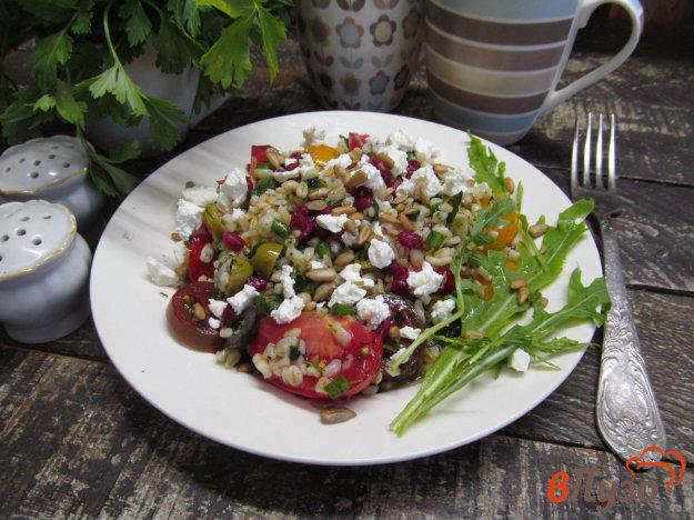 фото рецепта: Легкий салат из булгура с фетой гранатом и томатом