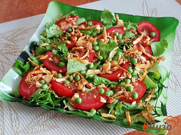 фото рецепта: Салат из помидоров, зеленого горошка и сулугуни
