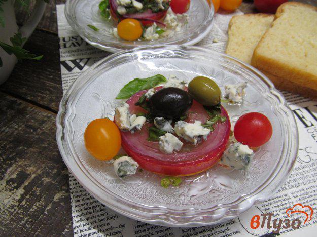 фото рецепта: Салат из помидоров и луком с голубым сыром