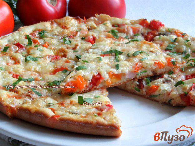 фото рецепта: Наливная пицца с курицей, сладким перцем и помидорами