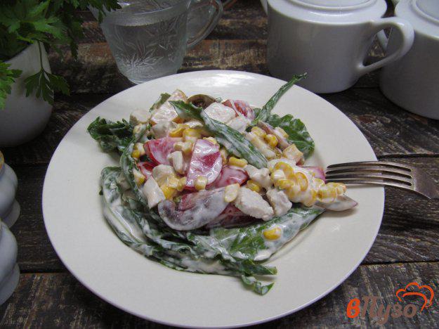 фото рецепта: Салат из индейки с кукурузой и щавелем