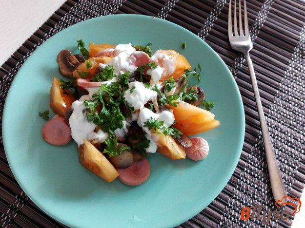 фото рецепта: Теплый салат из желтых помидоров с грибами и сосисками