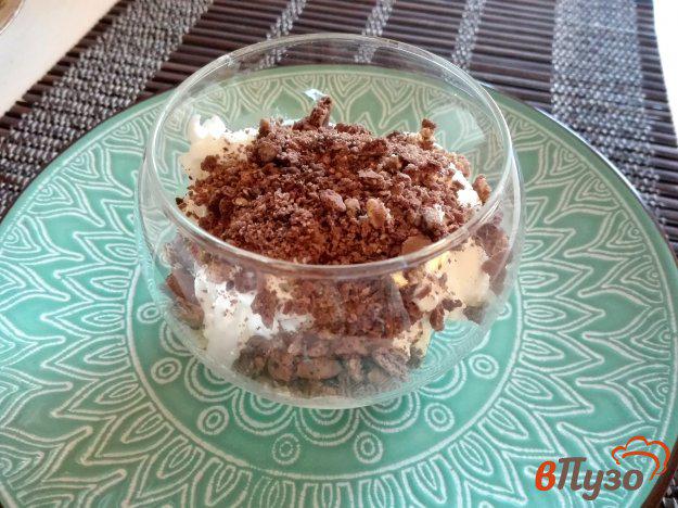 фото рецепта: Десерт из ванильного мороженого с шоколадным печеньем и творогом