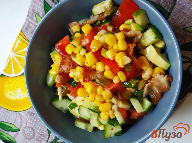 фото рецепта: Хрустящий салат с беконом и кукурузой