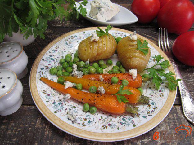 фото рецепта: Печеный картофель с морковью и зеленым горошком