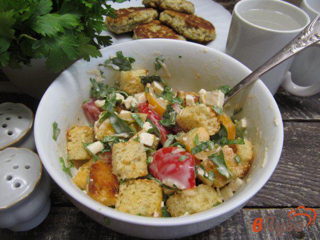 фото рецепта: Салат из помидора с базиликом и сыром