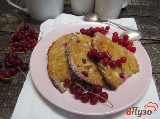 фото рецепта: Творожно-кабачковые лепешки с красной смородиной
