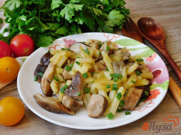 фото рецепта: Лесные грибы, жареные с картофелем