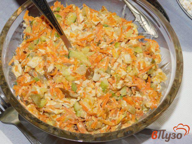 фото рецепта: Куриный салат с грибами и морковью по-корейски