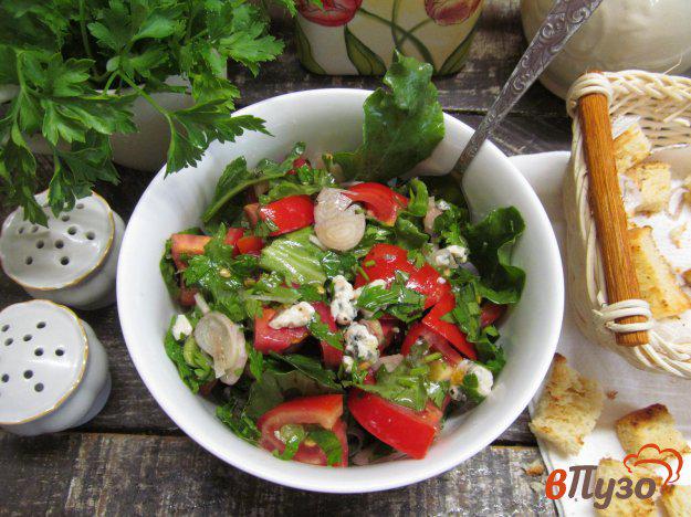 фото рецепта: Томатный салат с сыром и зеленью