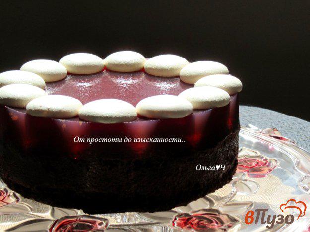 фото рецепта: Шоколадный торт с ягодным желе и печеньем