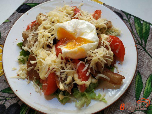 фото рецепта: Салат с беконом и яйцом пашот