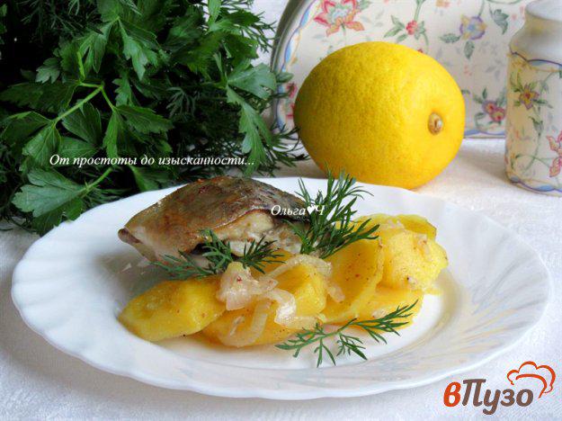 фото рецепта: Скумбрия с картофелем и лимоном