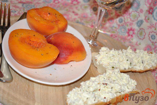 фото рецепта: Закуска под вино из персиков с сыром фета