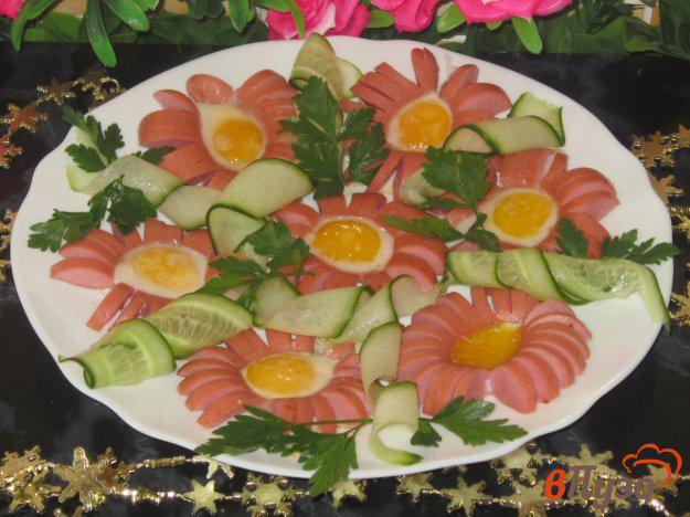 фото рецепта: Цветы из сосисок с перепелиными яйцами на завтрак