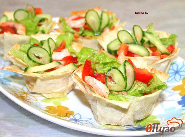 фото рецепта: Овощной салат с креветками в тарталетках из лаваша