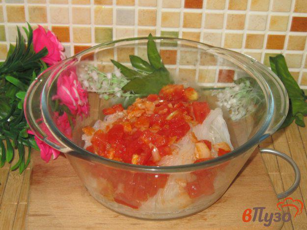 фото рецепта: Гарнир из фунчозы с луком и помидорами