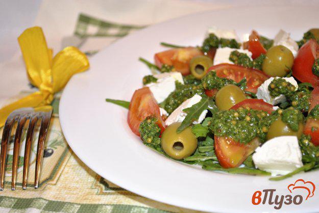 фото рецепта: Салат из рукколы с сыром фета