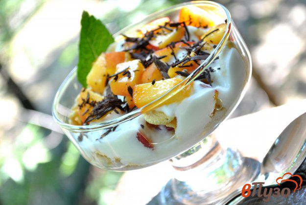 фото рецепта: Йогуртовый десерт с нектаринами и кукурузными хлопьями